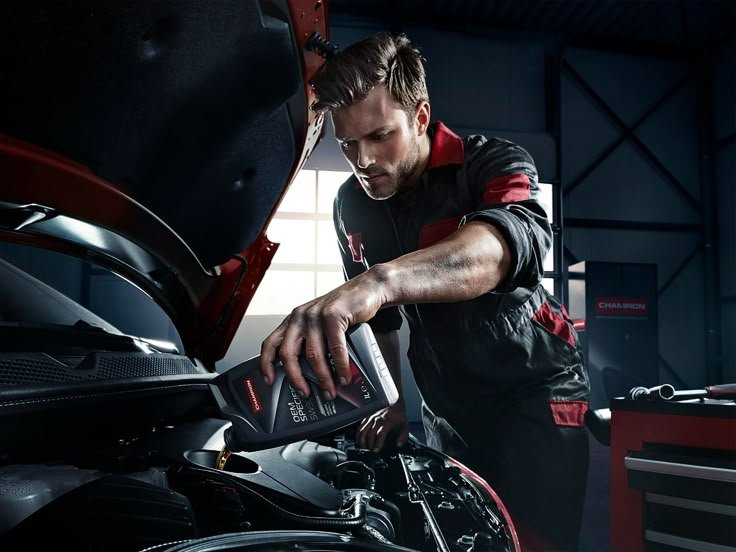 Profissional verificando componentes no motor de um veículo